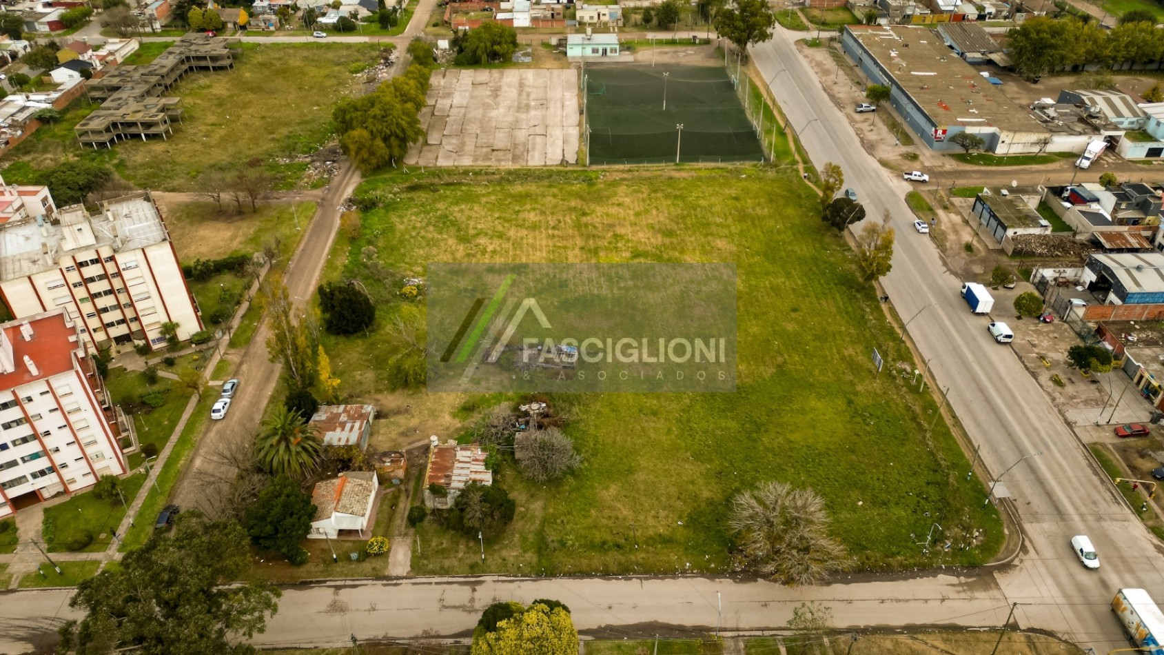 Manzana en Av.180 entre Garay y Castelli