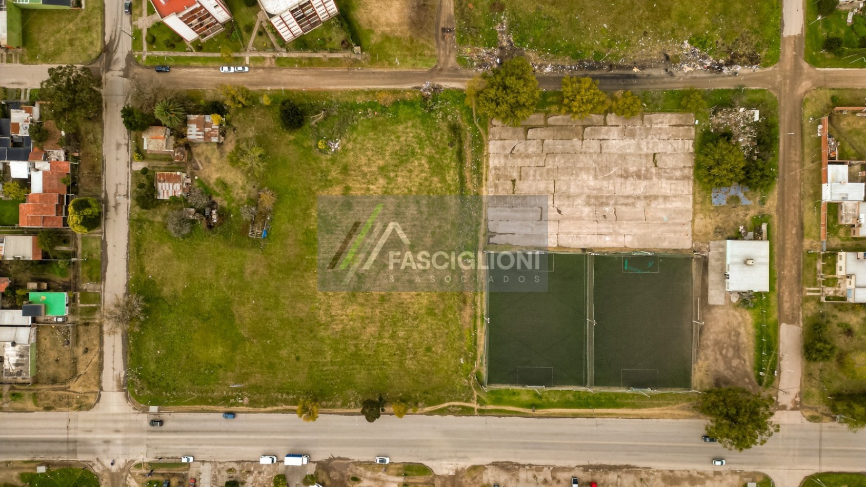 Manzana en Av.180 entre Garay y Castelli