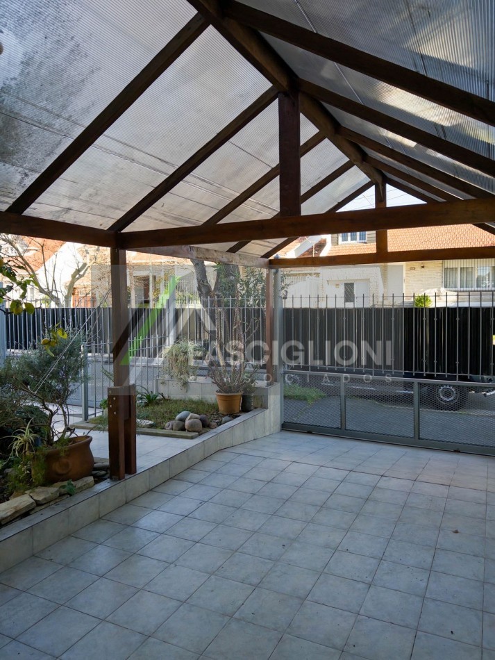 DOS PROPIEDADES EN UN LOTE . Chauvin