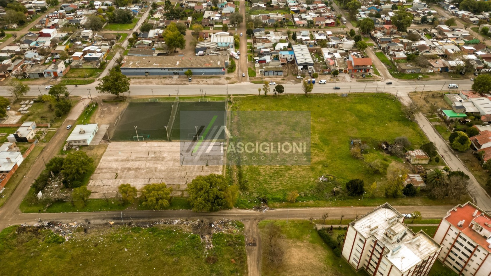 Manzana en Av.180 entre Garay y Castelli
