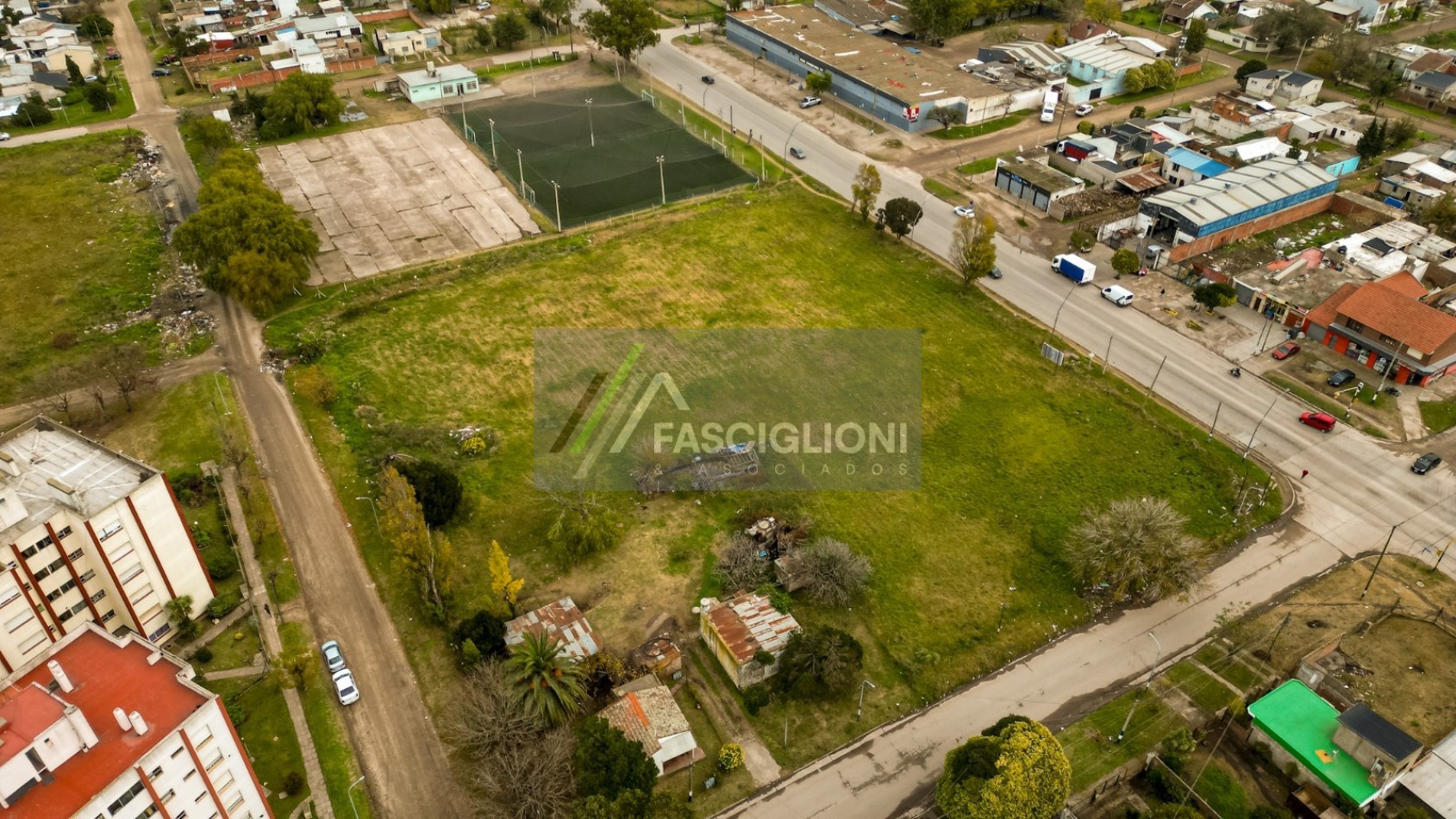 Manzana en Av.180 entre Garay y Castelli