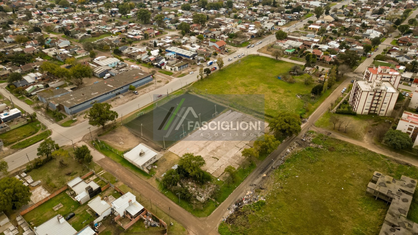 Manzana en Av.180 entre Garay y Castelli