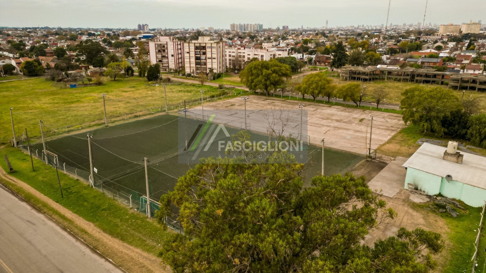 Manzana en Av.180 entre Garay y Castelli