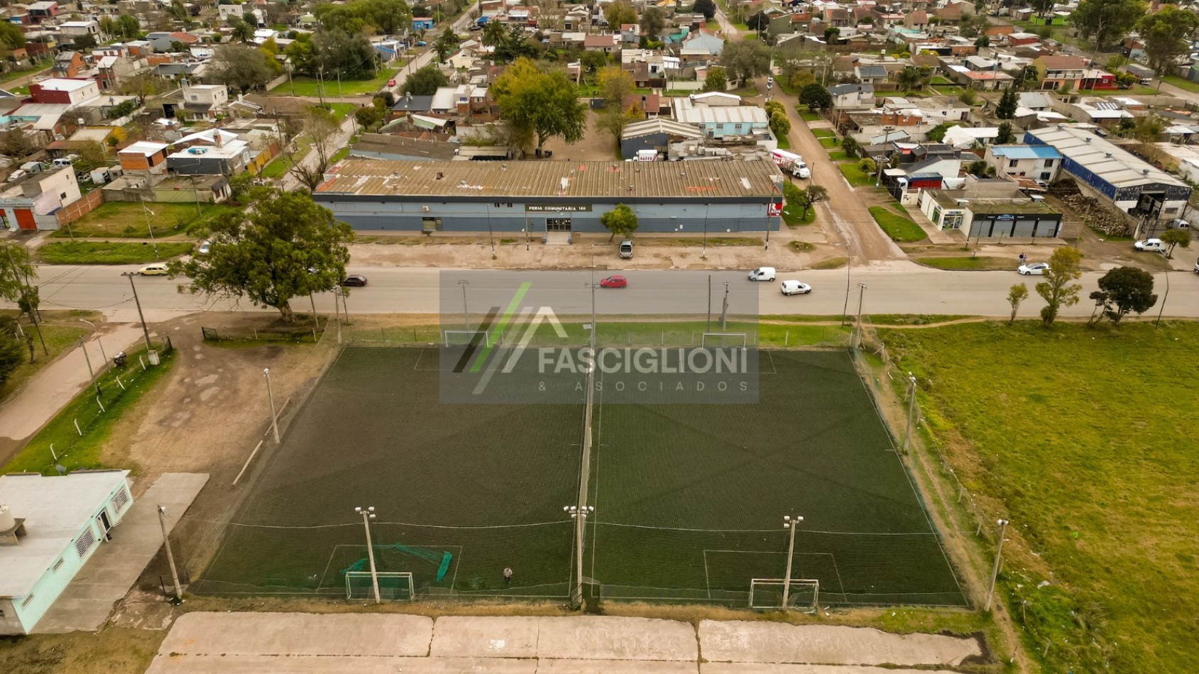 Manzana en Av.180 entre Garay y Castelli