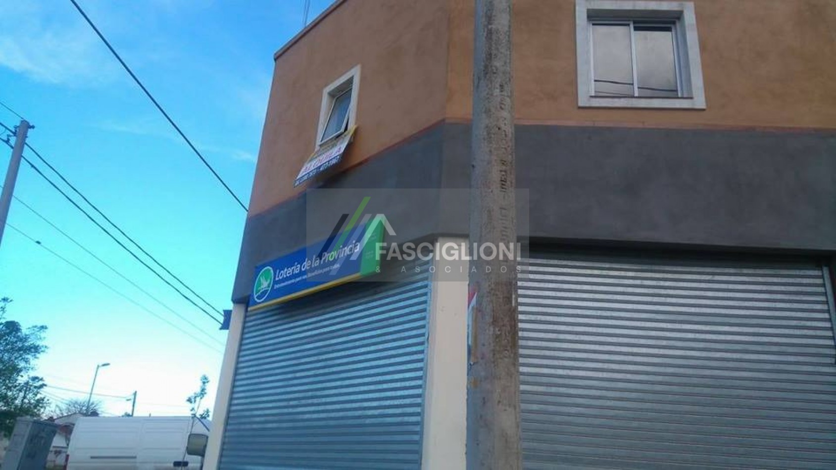 OPORTUNIDAD PARA INVERSOR! DOS LOCALES MAS 4 DEPARTAMENTOS. COLON Y 220